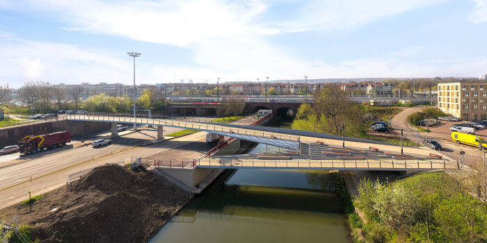 Foto: Promenadendeck im April 2023 © Stadtverwaltung Erfurt Luftaufnahme einer Brücke über einen Fluss