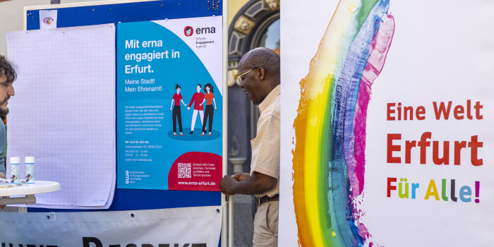 Foto: Markt der Möglichkeiten 2023 auf dem Fischmarkt © Stadtverwaltung Erfurt Ein Mann präpariert einen Marktstand.