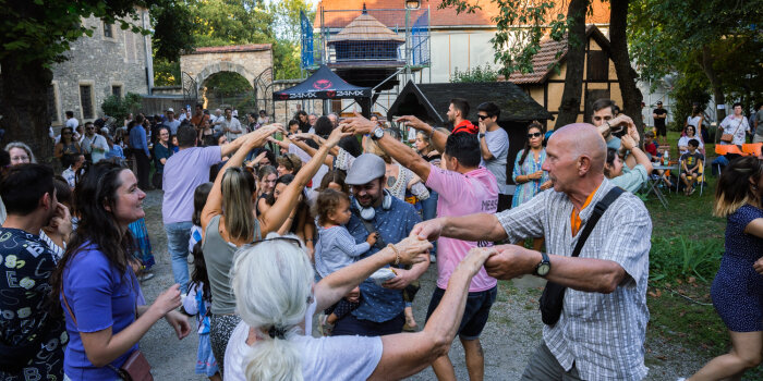 viele Menschen tanzen