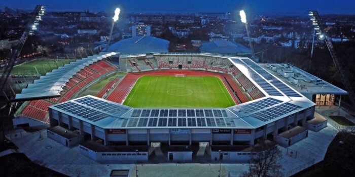 Foto: Steigerwaldstadion bei Flutlicht © Arena Erfurt Luftaufnahme eines Stadions bei Nacht mit Flutlicht