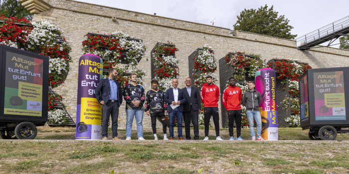 mehrere Menschen stehen vor dem bepflanzten Erfurt-Schriftzug