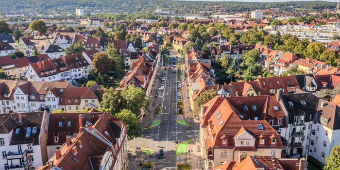 Das Luftbildaufnahme zeigt die neue Gestaltung der Clara-Zetkin-Straße als einspurige Straße pro Fahrtrichtung mit Begrünung.