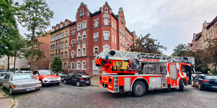 Ein Leiterwagen der Feuerwehr hat Probleme beim Passieren einer zugeparkten Kurve.