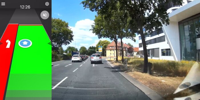 Am linken Bildrand sieht man die Darstellung in der App. Rechts ist die tatsächliche Straßenszene.