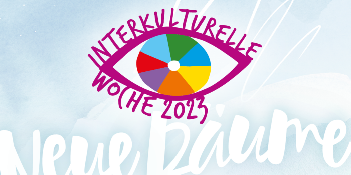 Ein Logo mit einem stilisierten Auge. Im Text steht Interkulturelle Woche 2023 - Neue Räume.