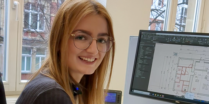 Foto: Pauline Knopf studiert Bauingenieurwesen © Stadtverwaltung Erfurt eine Frau sitzt vor einem Computerbildschirm