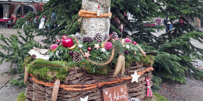 ein großes weihnachtliches Arrangement aus Grünem und Dekoration