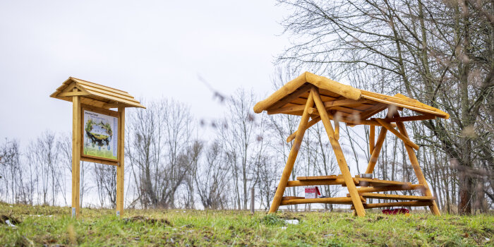 Waldschänke und Informationstafel aus Holz