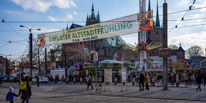 Ein Plakat mit der Aufschrift "Altstadtfrühling 2023". 