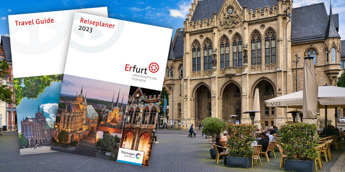 zwei Broschüren-Cover, im Hintergrund das Erfurter Rathaus
