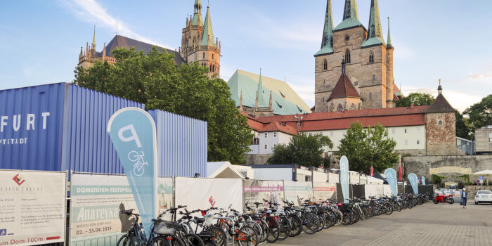 viele Fahrräder stehen auf dem Platz vor dem Erfurter Dom