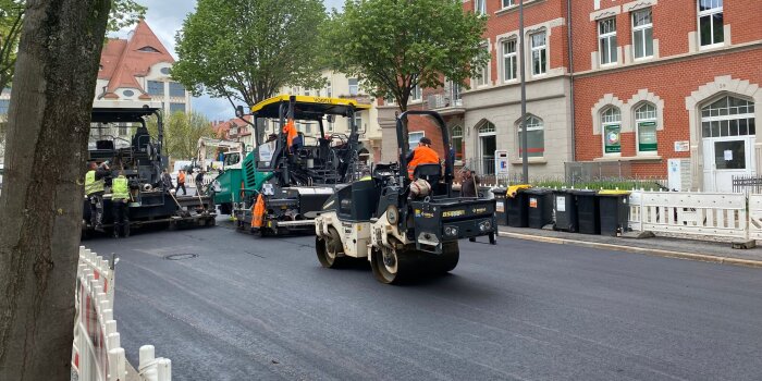 Baumaschinen bearbeiten eine Asphaltfläche