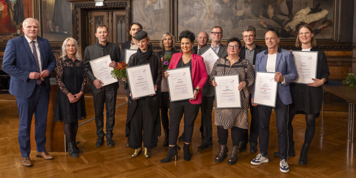 Foto: Preisverleihung Händler des Jahres 2023 © Stadtverwaltung Erfurt 13 Personen, von denen einige eine gerahmte Urkunde in der Hand halten