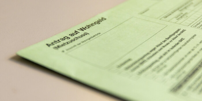 Ein grünes Formular mit der Aufschrift "Antrag auf Wohngeld".