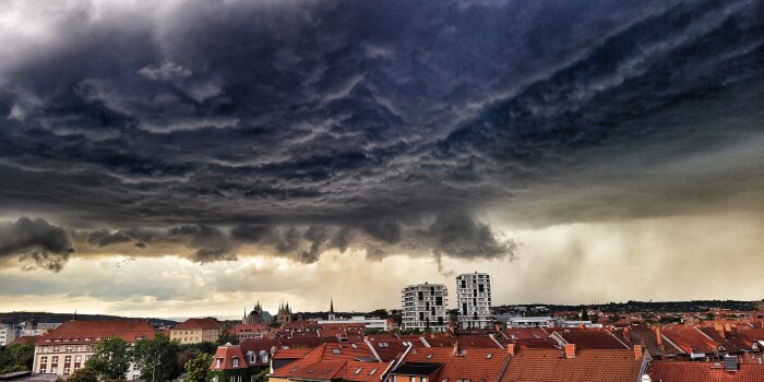 Ein schwarzer Wolkenhimmel über einen Stadt