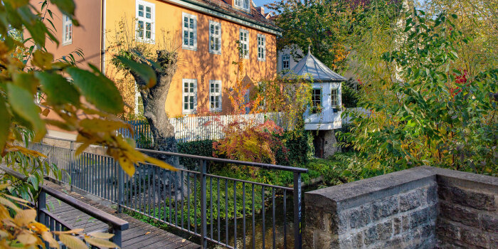 Eine Brücke und im Hintergrund ein Haus