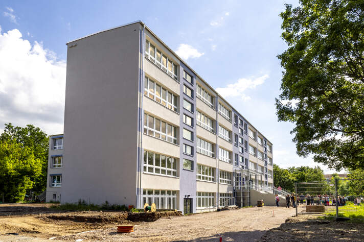 ein fünfstöckiger Schul-Typenbau