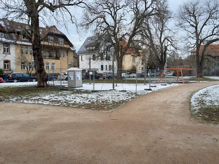 ein barrierefreies Spielgerät auf einem Kinderspielplatz