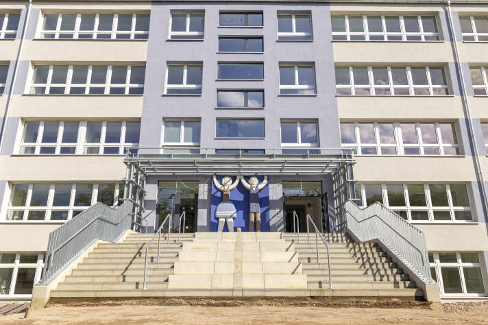 Eingangsbereich einer mehrstöckigen Schule