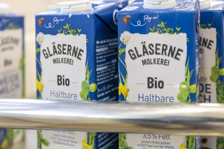 Blick auf Milchkartons mit der Aufschrift: Gläserne Molkerei. 