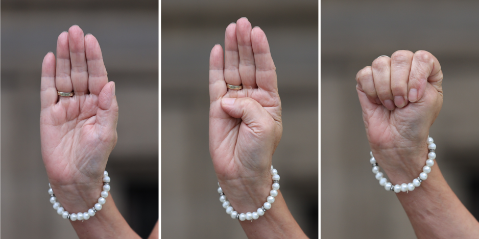Drei Bilder: Eine offene Handfläche, dann ein darin eingeknickter Daumen und dann darübergeschlossene Finger