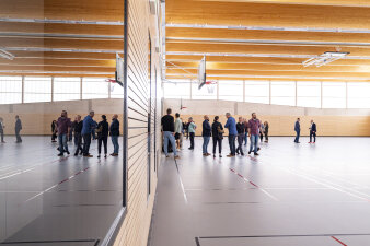 Innenraum einer großen Sporthalle