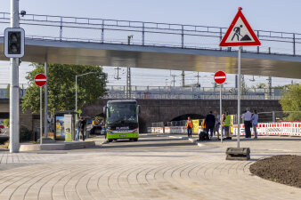 Foto: Freigabe des Fernbushalts am Schmidtstedter Knoten © Stadtverwaltung Erfurt Ein Bus steht unter einer Brücke
