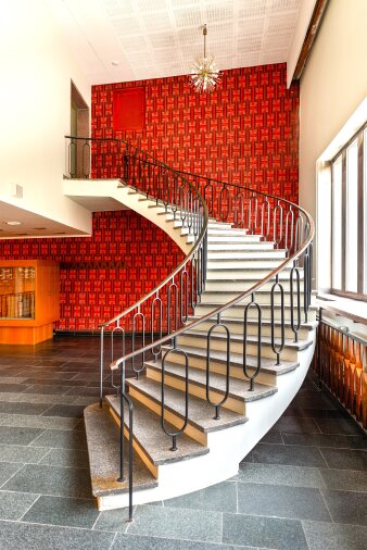 Eine Treppe in einer großen Halle