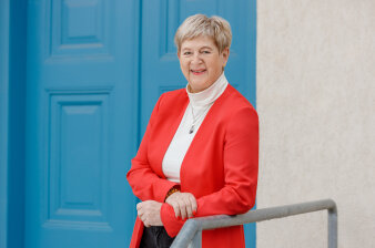 Foto: Anita Pietsch © Andreas Hultsch Eine Frau mit kurzen Haaren und roter Jacke