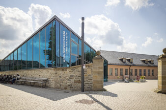 Ein Gebäudekomplex mit altem Haus und Neubau