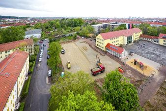 Luftaufnahme einer Baustelle in einem Wohngebiet