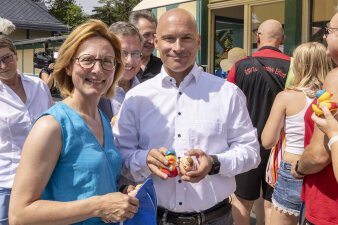 eine Frau und ein Mann, der Mann hält Gummi-Enten in der Hand