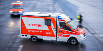 Ein Rettungswagen der Feuerwehr Erfurt steht auf einem Rollfeld.