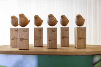 sechs Holzpokale mit Vogelfigur