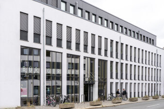 Ein Haus mit großer Fensterfront