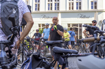 Foto: Andreas Horn beim Stadtradeln © Stadtverwaltung Erfurt Ein Mann mit Mikrofon zwischen Fahrrädern