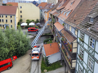 Ein Drehleiterfahrzeug der Feuerwehr an der Erfurter Krämerbrücke 