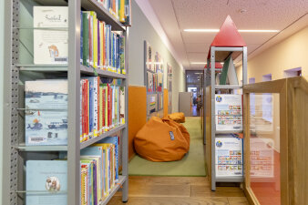 Ein begehbares Bücherregal. 