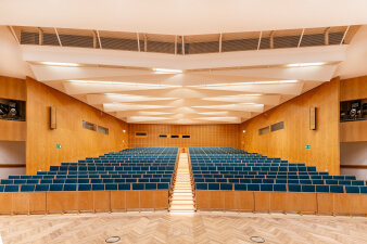 Blick in einen großen Hörsaal