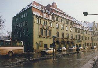Ein Haus an einer Straßenkreuzung