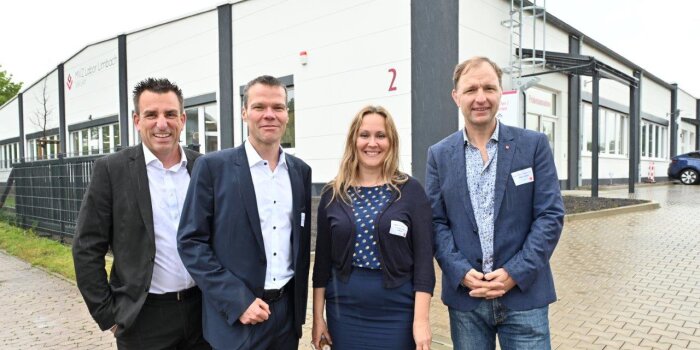 Foto: Eröffnung MVZ Labor Limbach © MVZ Labor Limbach Erfurt GmbH Vier Personen stehen vor einer Industriehalle.