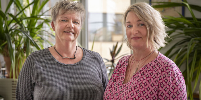 zwei Frauen mit kurzen blonden Haaren