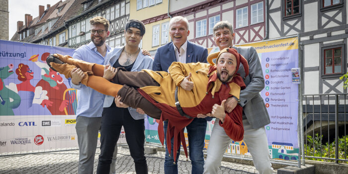 Till Eulenspiegel wird von vier Männern gehalten