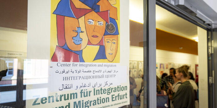 Auf einem Plakat steht: Zentrum für Integration und Migration.
