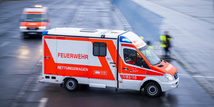 Ein Rettungswagen der Feuerwehr Erfurt steht auf einem Rollfeld.