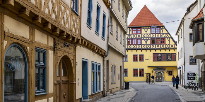 ein Straßenzug in Erfurt, teils mit Fachwerkgebäuden