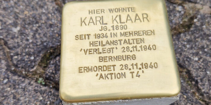Stolperstein mit Oberfläche aus Messing und Prägung des Namens Karl Klaar und weiterer Informationen