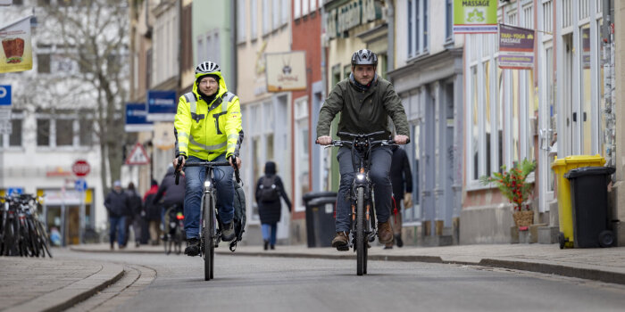 zwei Personen fahren nebeneinander auf dem Fahrrad