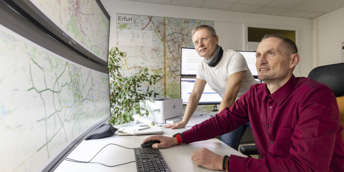 Foto: Verkehrsrechner © Stadtverwaltung Erfurt Zwei Personen vor zwei großen Computerbildschirmen