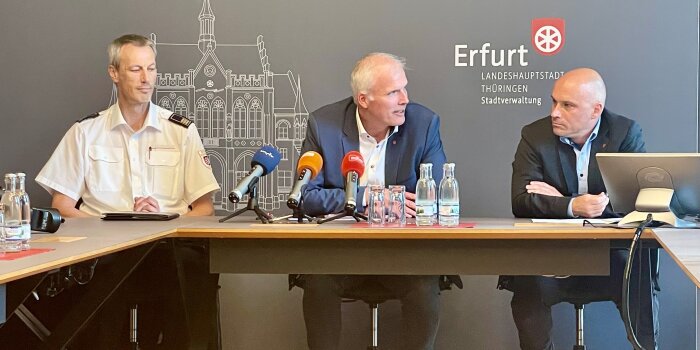 Foto: Pressekonferenz Hochwasser © Stadtverwaltung Erfurt Menschen sitzen in einem Podium, vor ihnen Mikrofone